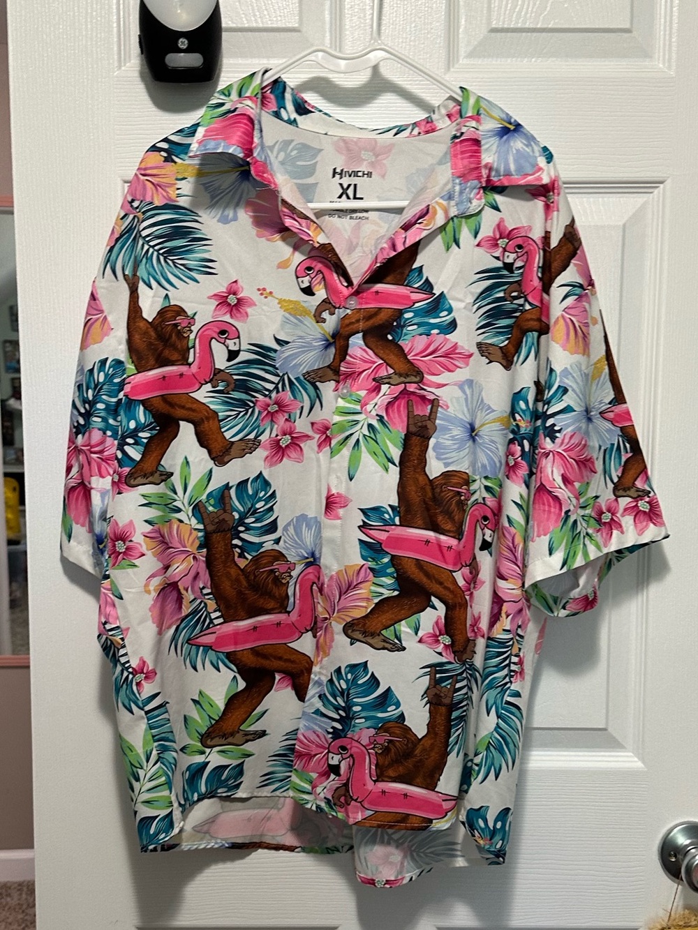 Hivichi Summer Sasquatch Hawaiian tee, Size XL